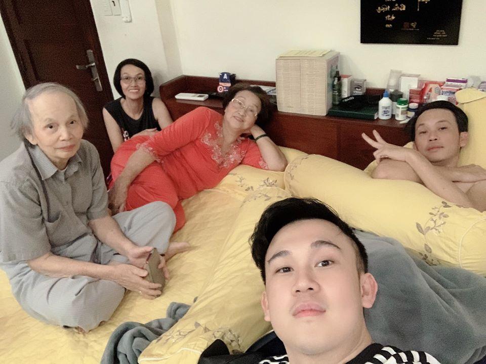 Hoài Linh nằm giường chưa kịp mặc áo, Dương Triệu Vũ đã vào dựng dậy bắt lì xì-2