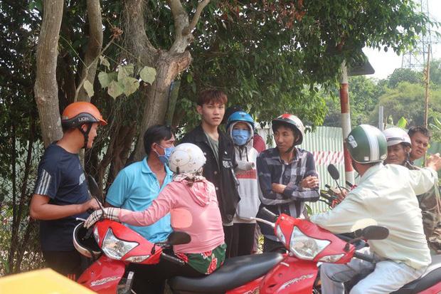 Clip: Nhiều người dân bất chấp nguy hiểm, đứng hóng cảnh sát vây bắt nghi phạm bắn chết 5 người ở Sài Gòn-1