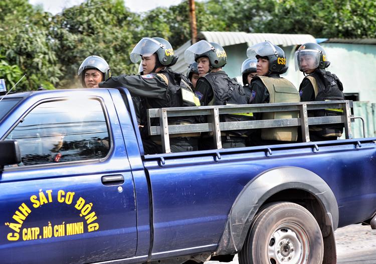 Clip: Nhiều người dân bất chấp nguy hiểm, đứng hóng cảnh sát vây bắt nghi phạm bắn chết 5 người ở Sài Gòn-4