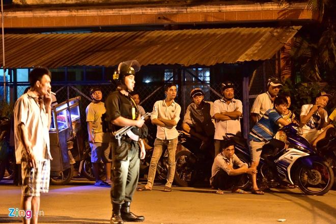 Clip: Nhiều người dân bất chấp nguy hiểm, đứng hóng cảnh sát vây bắt nghi phạm bắn chết 5 người ở Sài Gòn-3
