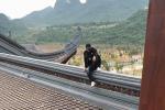 Chàng trai bị chỉ trích vì trèo lên mái chùa Tam Chúc chụp ảnh sống ảo