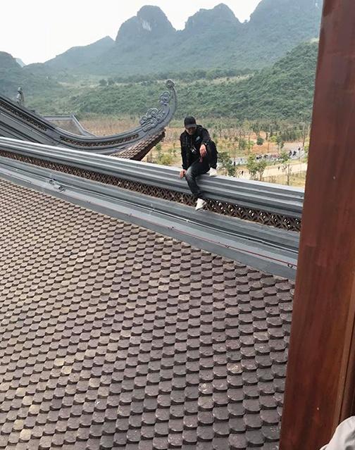 Chàng trai bị chỉ trích vì trèo lên mái chùa Tam Chúc chụp ảnh sống ảo-1