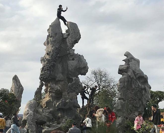 Chàng trai bị chỉ trích vì trèo lên mái chùa Tam Chúc chụp ảnh sống ảo-2