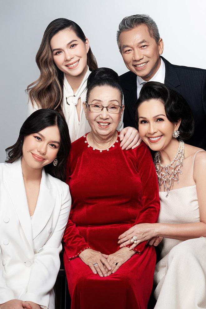 Khoe ảnh cả gia đình, nhan sắc 3 mẹ con nhà nữ hoàng ảnh lịch Diễm My bất phân thắng bại-8