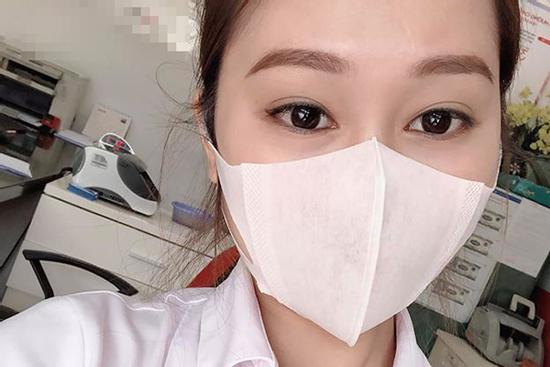 Cô gái đeo khẩu trang xuyên Tết đến tận lúc đi làm, nguyên nhân thực sự khiến nhiều người giật mình