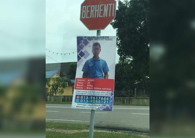 Treo biển quảng cáo bản thân ngoài đường phố để kiếm vợ-1