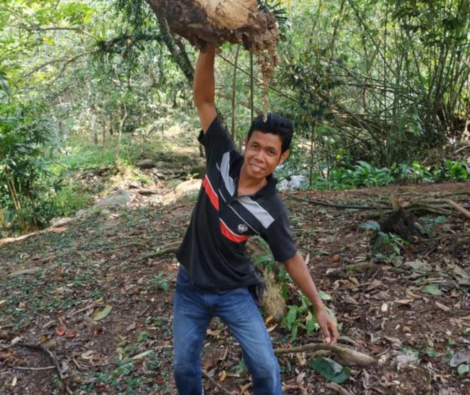 Treo biển quảng cáo bản thân ngoài đường phố để kiếm vợ-2