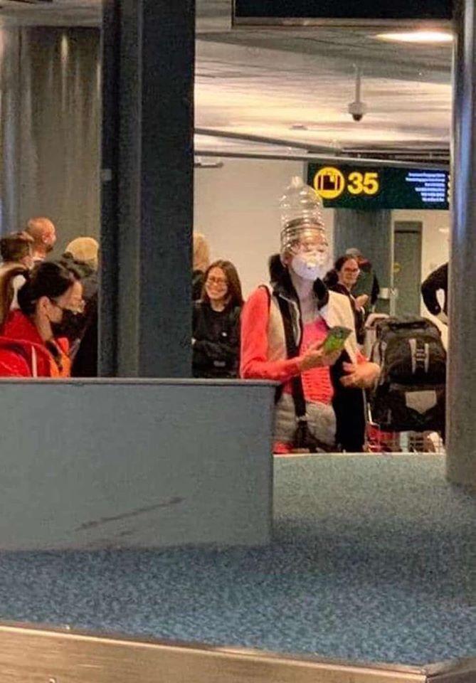 Thời trang sân bay giữa đại dịch virus corona: Người người khẩu trang, kẻ áo mưa kín mít-4