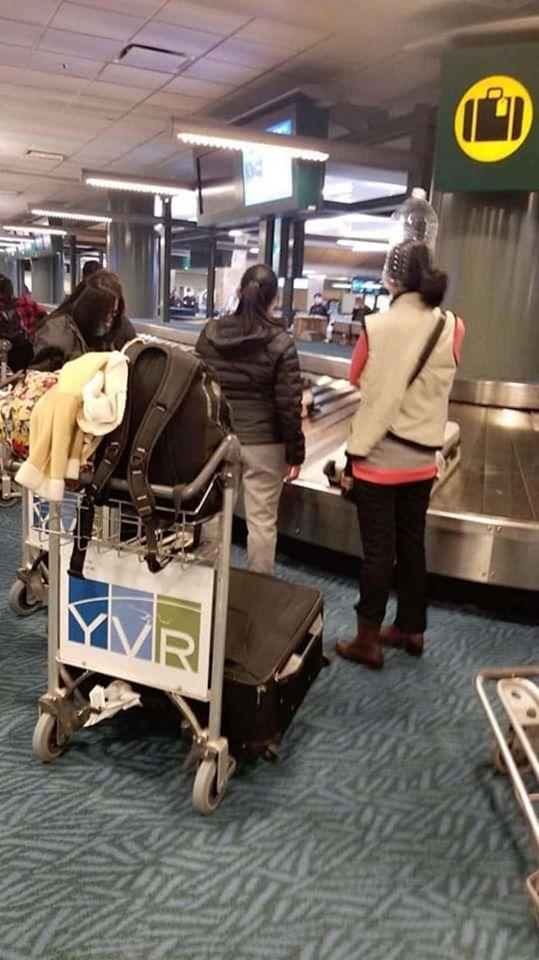 Thời trang sân bay giữa đại dịch virus corona: Người người khẩu trang, kẻ áo mưa kín mít-5