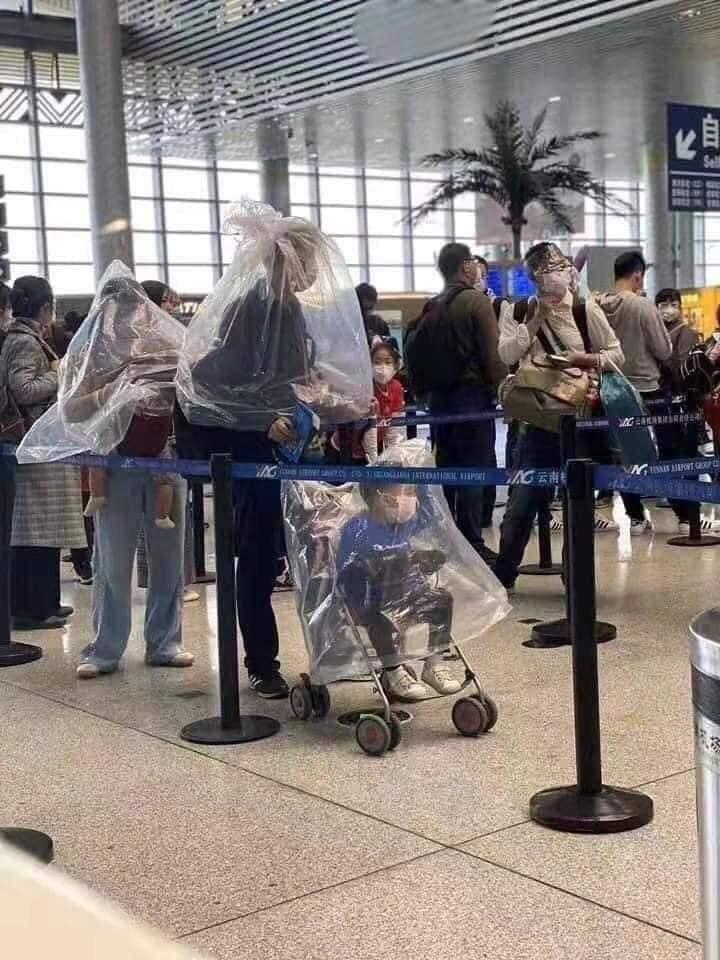 Thời trang sân bay giữa đại dịch virus corona: Người người khẩu trang, kẻ áo mưa kín mít-6