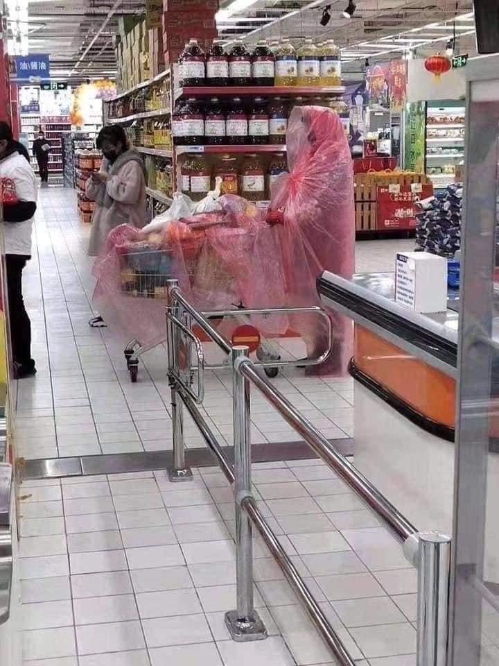 Thời trang sân bay giữa đại dịch virus corona: Người người khẩu trang, kẻ áo mưa kín mít-2