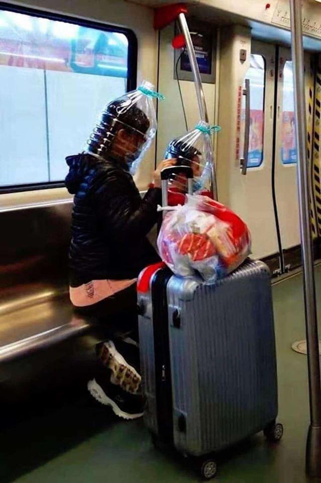 Thời trang sân bay giữa đại dịch virus corona: Người người khẩu trang, kẻ áo mưa kín mít-3