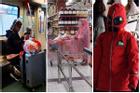 Thời trang sân bay giữa đại dịch virus corona: Người người khẩu trang, kẻ áo mưa kín mít