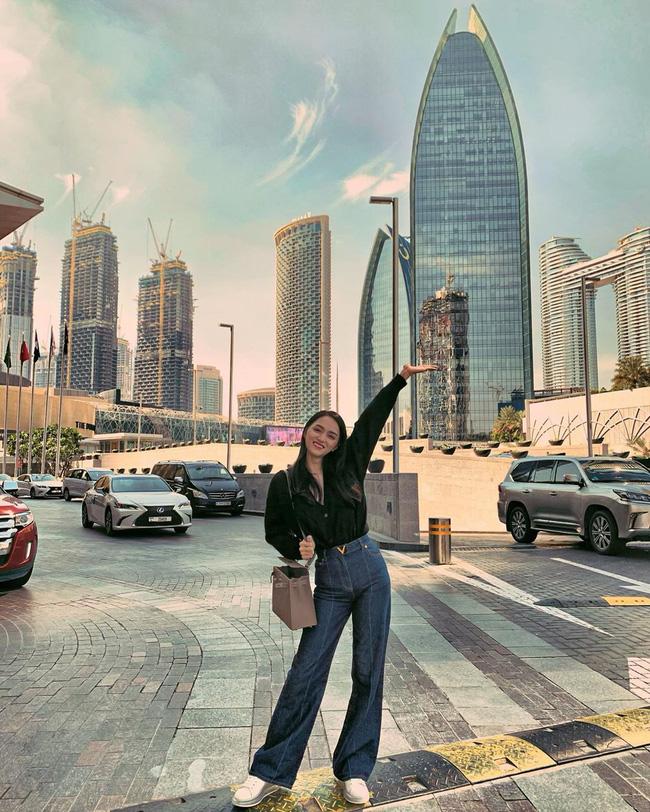 Cùng công thức mix quần ống rộng: Hương Giang hóa cô công sở còn Tóc Tiên chất như nước cất-8