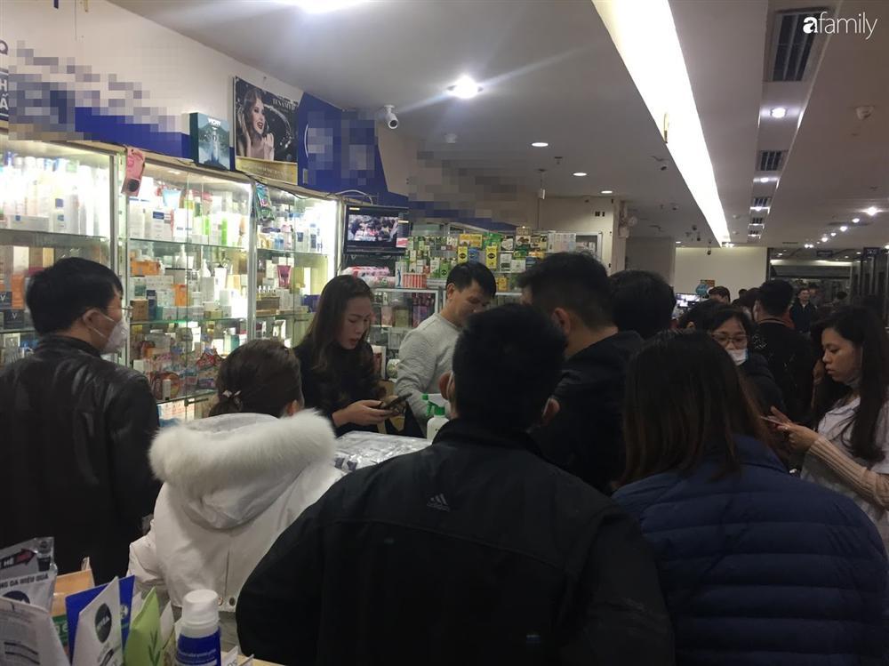 Quá sợ virus corona, người dân Hà Nội chen lấn xô đẩy mua khẩu trang dù giá tăng nhanh hơn vàng-5