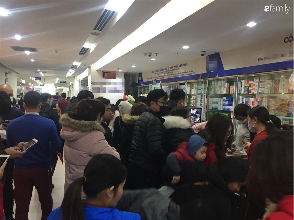 Quá sợ virus corona, người dân Hà Nội chen lấn xô đẩy mua khẩu trang dù giá tăng nhanh hơn vàng-3