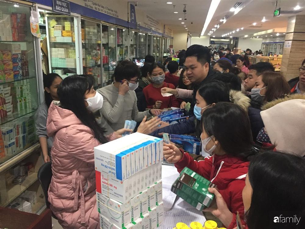 Quá sợ virus corona, người dân Hà Nội chen lấn xô đẩy mua khẩu trang dù giá tăng nhanh hơn vàng-4