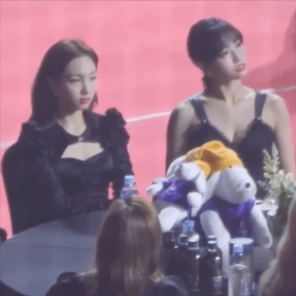 TWICE khó chịu ra mặt, Momo nén nước mắt khi MC đùa kém duyên về chuyện hẹn hò với Heechul-3