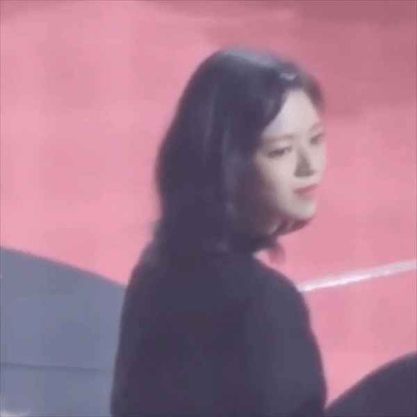 TWICE khó chịu ra mặt, Momo nén nước mắt khi MC đùa kém duyên về chuyện hẹn hò với Heechul-4