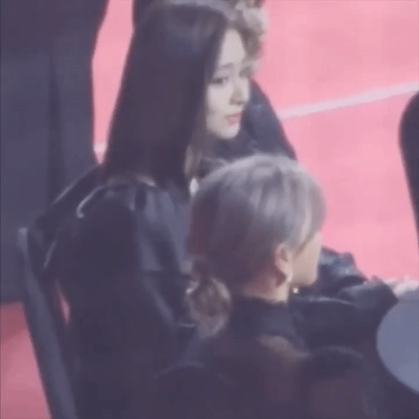 TWICE khó chịu ra mặt, Momo nén nước mắt khi MC đùa kém duyên về chuyện hẹn hò với Heechul-5