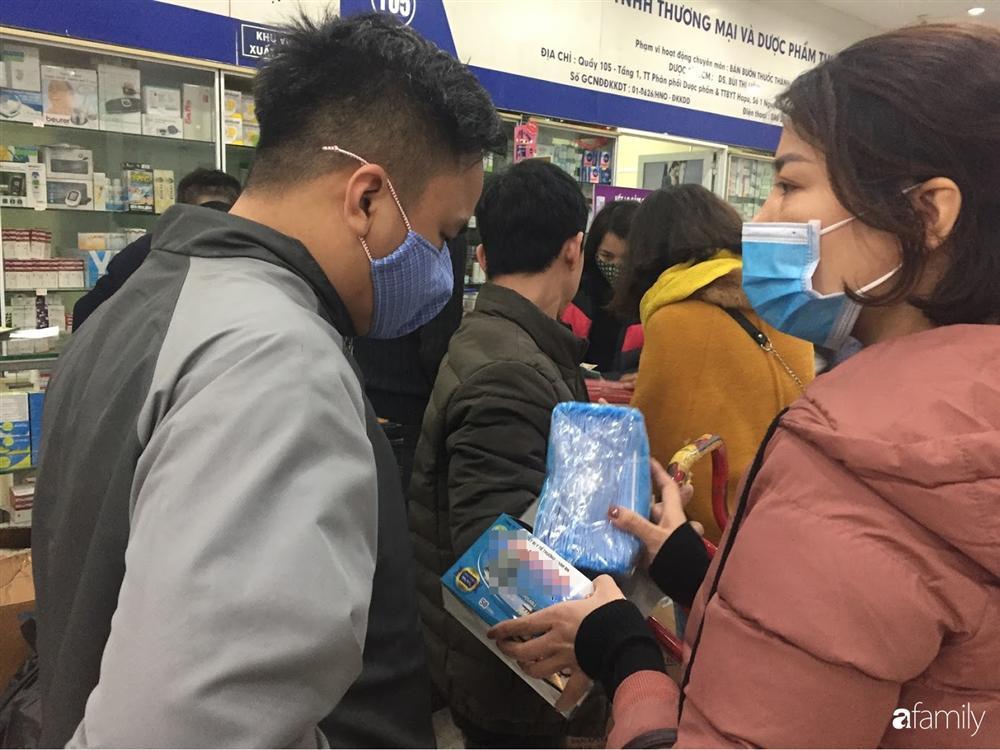 Quá sợ virus corona, người dân Hà Nội chen lấn xô đẩy mua khẩu trang dù giá tăng nhanh hơn vàng-8