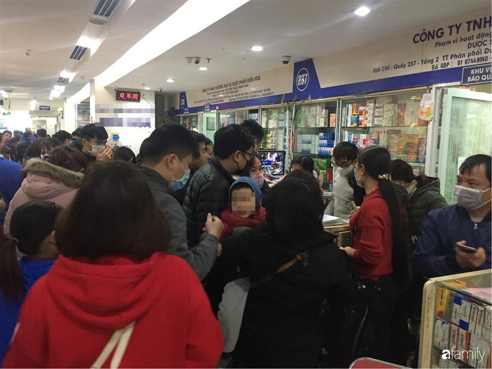 Quá sợ virus corona, người dân Hà Nội chen lấn xô đẩy mua khẩu trang dù giá tăng nhanh hơn vàng-7