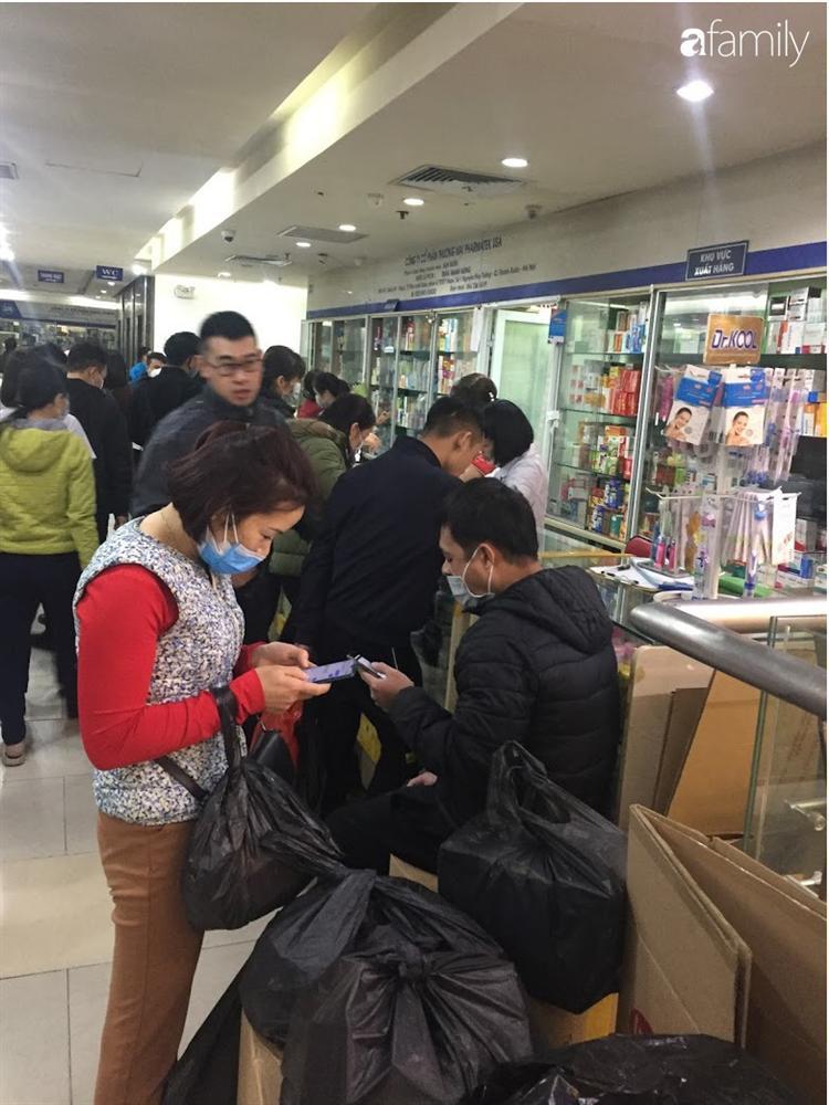 Quá sợ virus corona, người dân Hà Nội chen lấn xô đẩy mua khẩu trang dù giá tăng nhanh hơn vàng-11