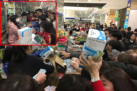 Quá sợ virus corona, người dân Hà Nội chen lấn xô đẩy mua khẩu trang dù giá tăng nhanh hơn vàng