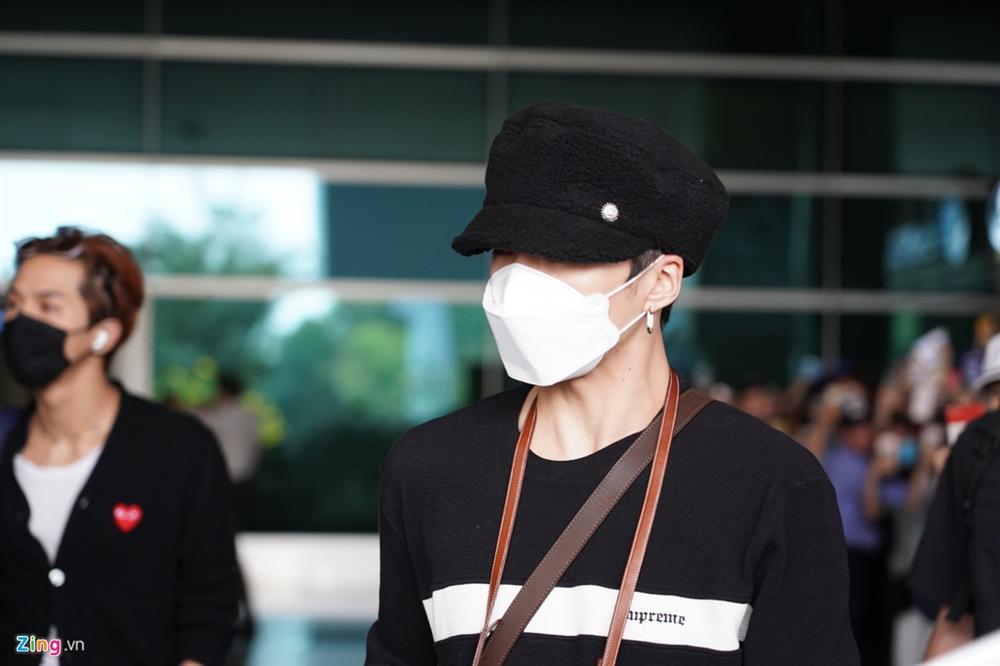 Fan vây kín Tân Sơn Nhất để đón nhóm nhạc Hàn giữa đại dịch corona-1