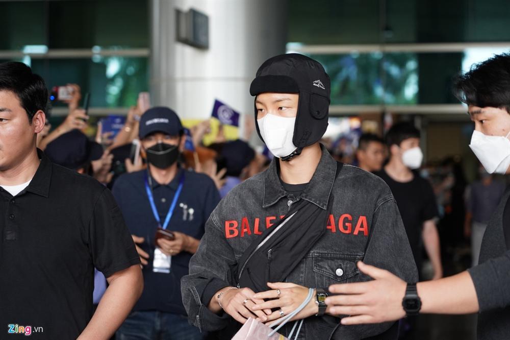 Fan vây kín Tân Sơn Nhất để đón nhóm nhạc Hàn giữa đại dịch corona-2