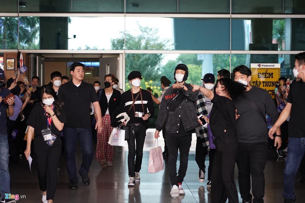 Giữa dịch corona, fan đến xem concert của WINNER được đo thân nhiệt và phát khẩu trang miễn phí-2