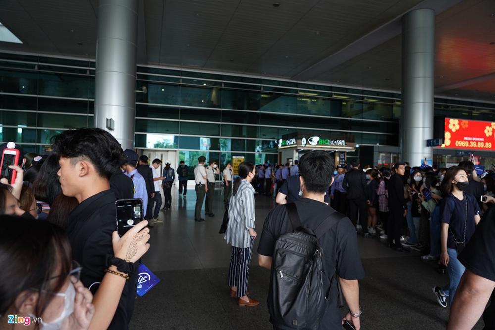 Fan vây kín Tân Sơn Nhất để đón nhóm nhạc Hàn giữa đại dịch corona-4