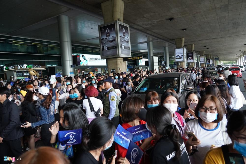 Fan vây kín Tân Sơn Nhất để đón nhóm nhạc Hàn giữa đại dịch corona-5