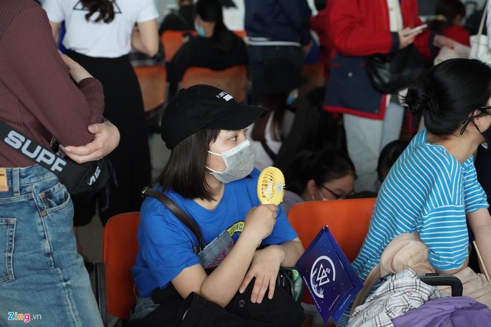Fan vây kín Tân Sơn Nhất để đón nhóm nhạc Hàn giữa đại dịch corona-7