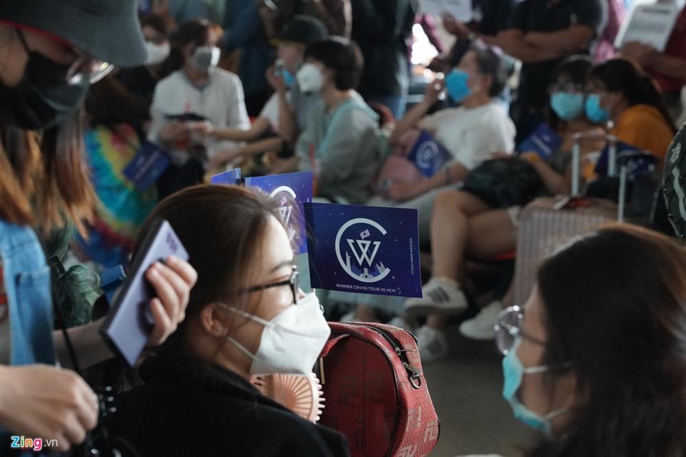 Fan vây kín Tân Sơn Nhất để đón nhóm nhạc Hàn giữa đại dịch corona-8