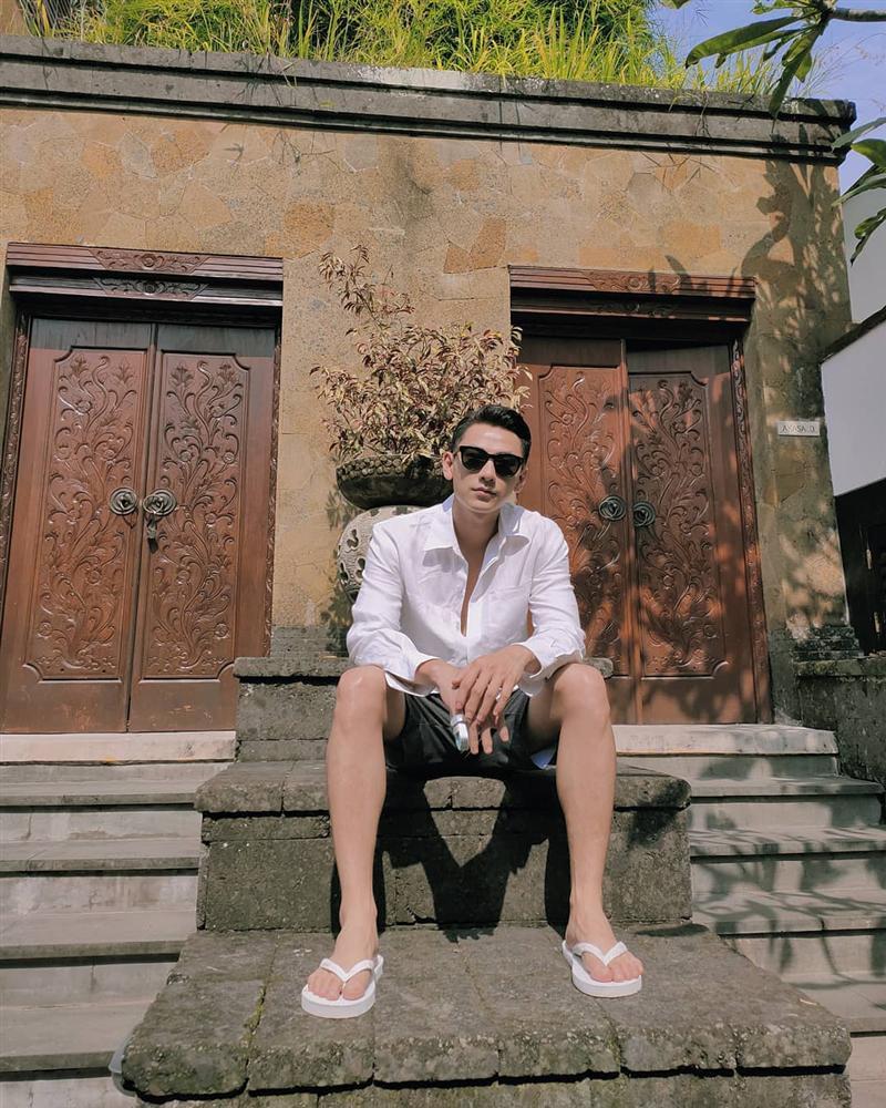 Isaac đăng ảnh đi du hí, dân mạng chỉ tập trung soi ngón tay có vấn đề-1