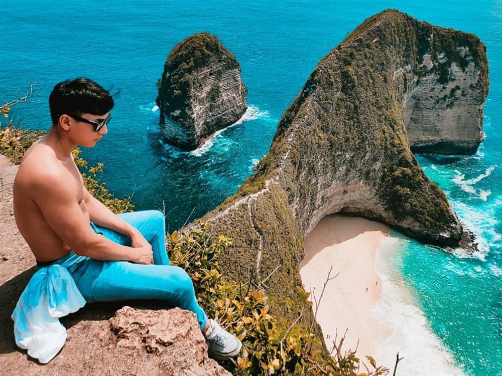 Isaac đăng ảnh đi du hí, dân mạng chỉ tập trung soi ngón tay có vấn đề-5