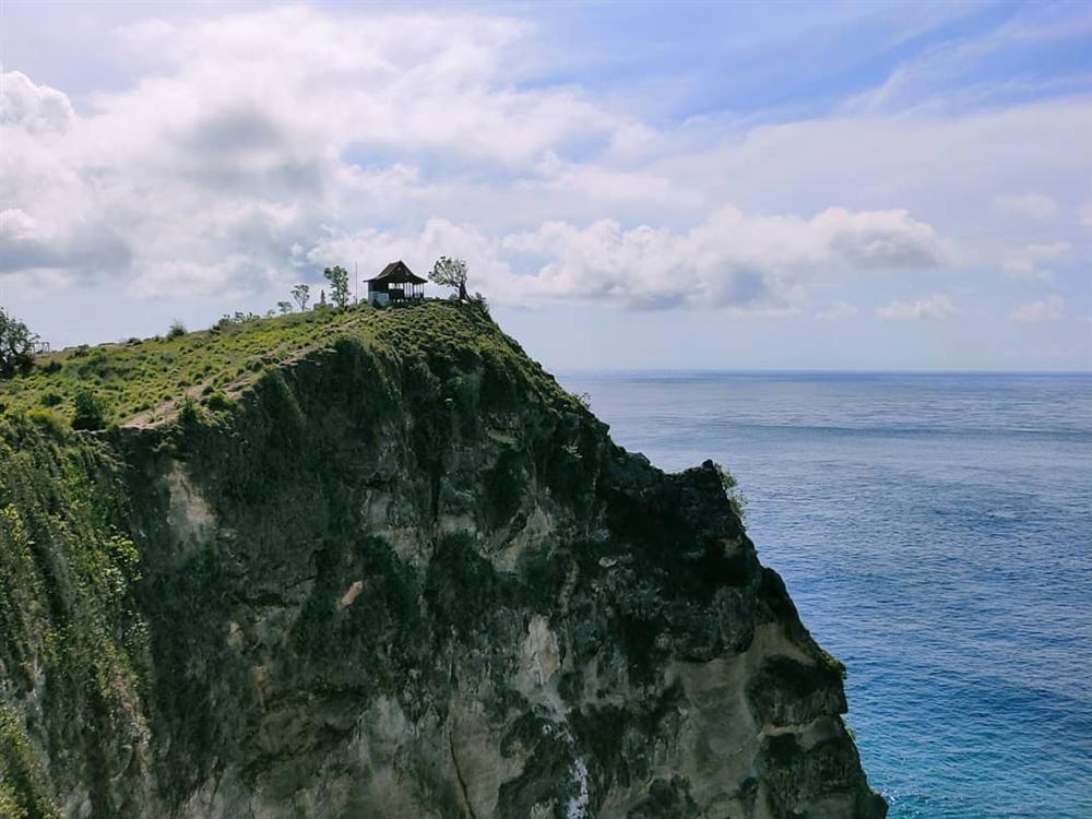 Isaac đăng ảnh đi du hí, dân mạng chỉ tập trung soi ngón tay có vấn đề-6