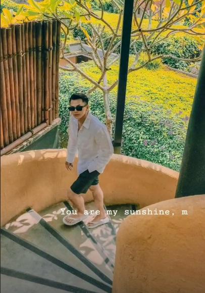 Isaac đăng ảnh đi du hí, dân mạng chỉ tập trung soi ngón tay có vấn đề-9