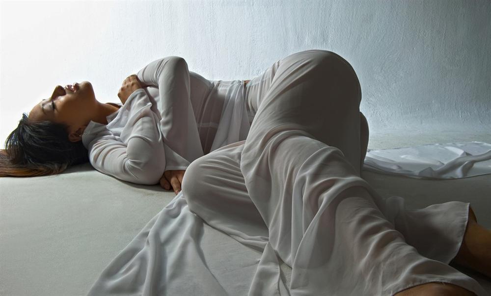 Mai Phương Thúy đăng lại ảnh áo dài xuân thì từng khiến cô suýt bị tước vương miện-6