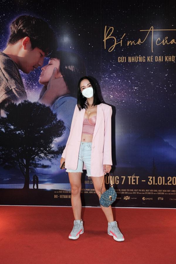 Khả Ngân cùng dàn sao mang khẩu trang khi đi họp báo giữa dịch bệnh virus corona-5