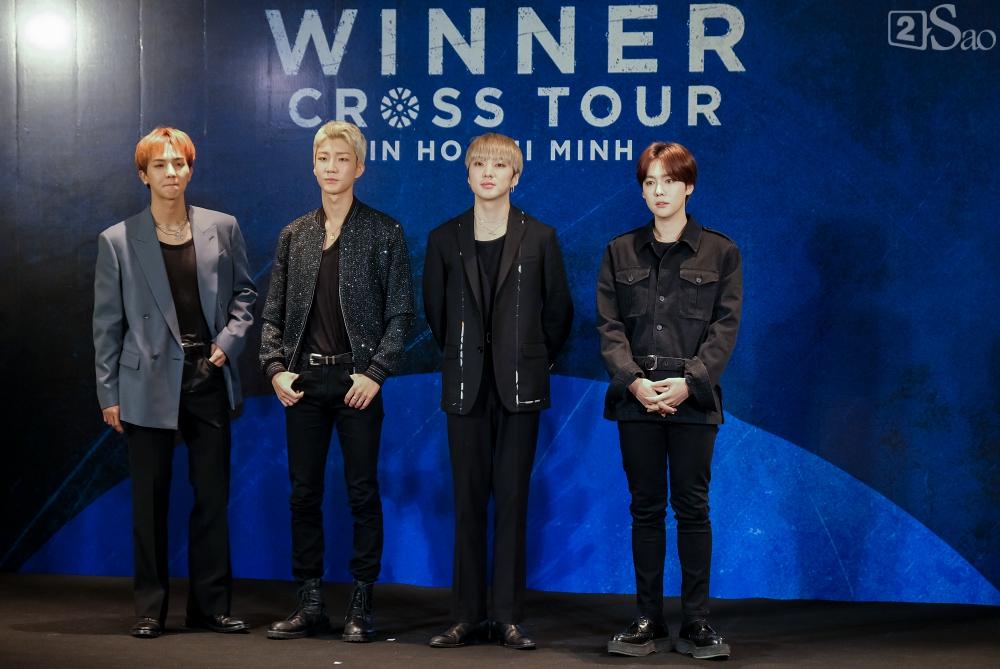 Giữa dịch corona, fan đến xem concert của WINNER được đo thân nhiệt và phát khẩu trang miễn phí-3