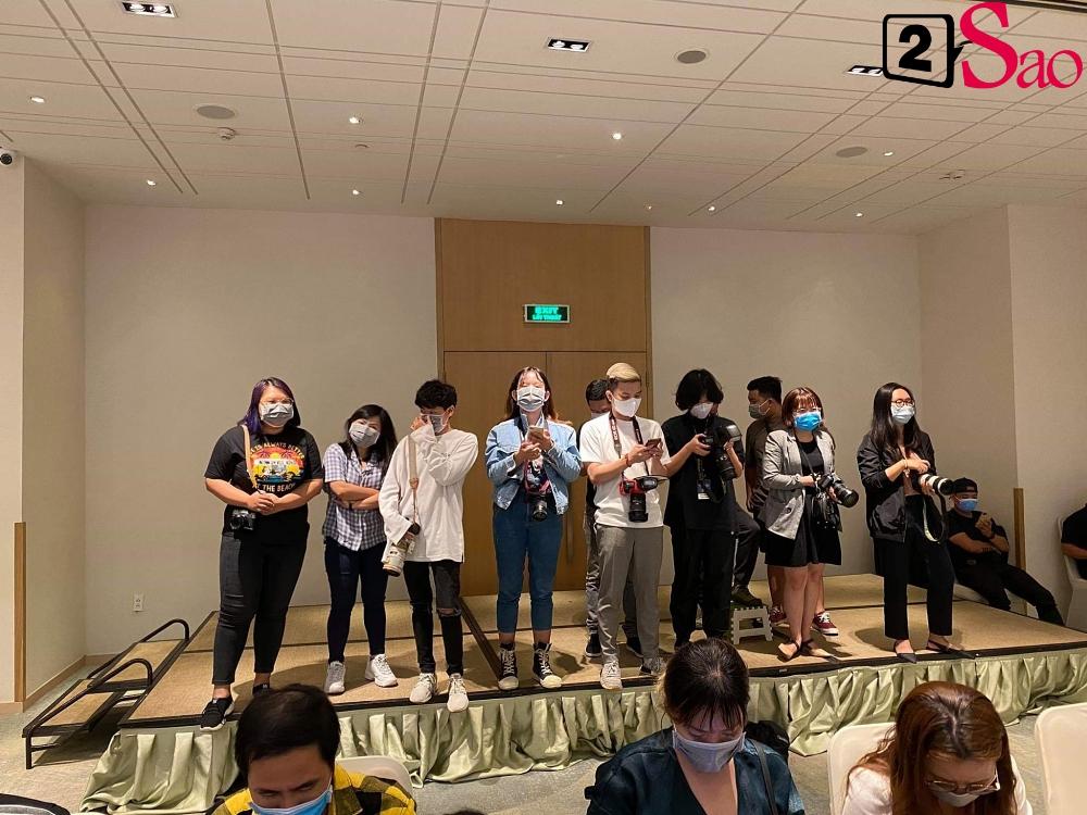 Giữa dịch corona, fan đến xem concert của WINNER được đo thân nhiệt và phát khẩu trang miễn phí-5