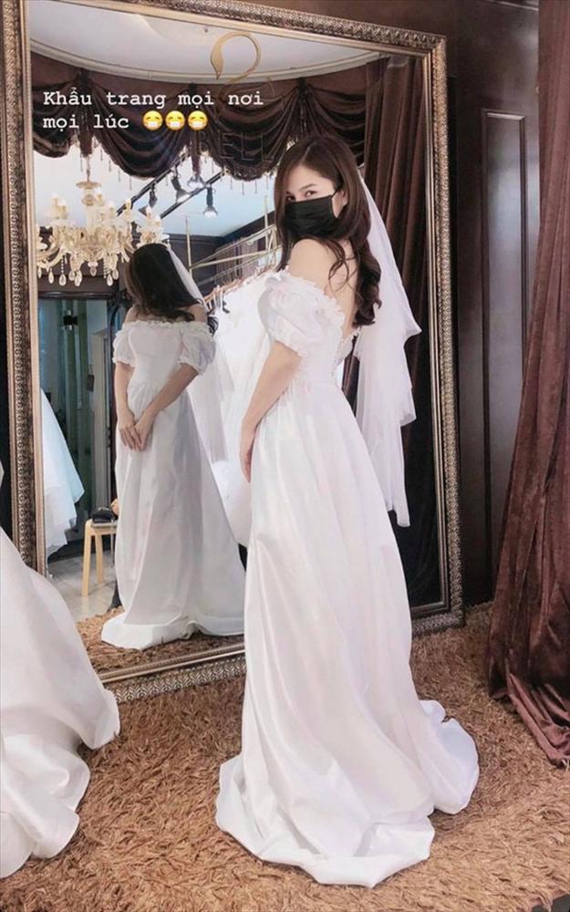 Đi thử váy cưới giữa đại dịch corona, nữ MC xinh đẹp có cách phòng chống được cả thế giới hưởng ứng-1