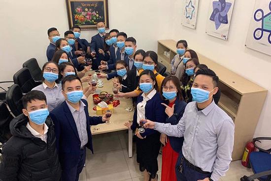 Lì xì đầu năm bằng khẩu trang giữa dịch corona