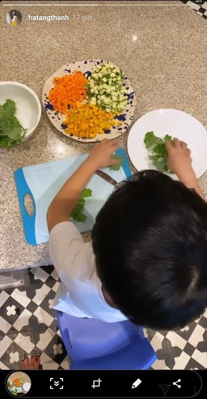 Đâu phải ngồi mát ăn bát vàng, con trai Tăng Thanh Hà tự chuẩn bị bữa tối dù chưa đầy 5 tuổi-3