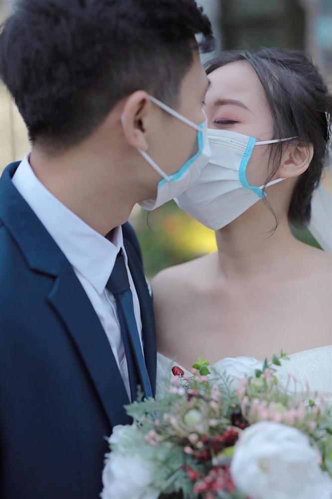Bắt trend corona, cặp đôi chụp ảnh cưới tình tứ hôn nhau qua lớp khẩu trang khiến dân mạng tranh cãi-1