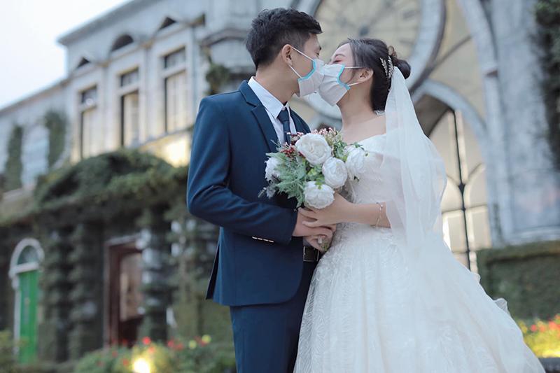 Bắt trend corona, cặp đôi chụp ảnh cưới tình tứ hôn nhau qua lớp khẩu trang khiến dân mạng tranh cãi-3