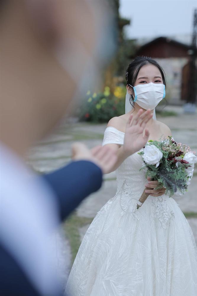Bắt trend corona, cặp đôi chụp ảnh cưới tình tứ hôn nhau qua lớp khẩu trang khiến dân mạng tranh cãi-4