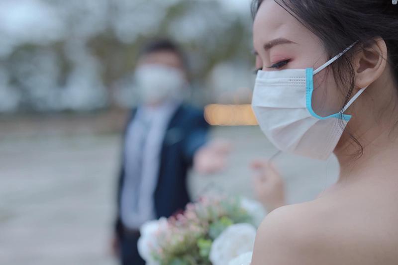 Bắt trend corona, cặp đôi chụp ảnh cưới tình tứ hôn nhau qua lớp khẩu trang khiến dân mạng tranh cãi-5